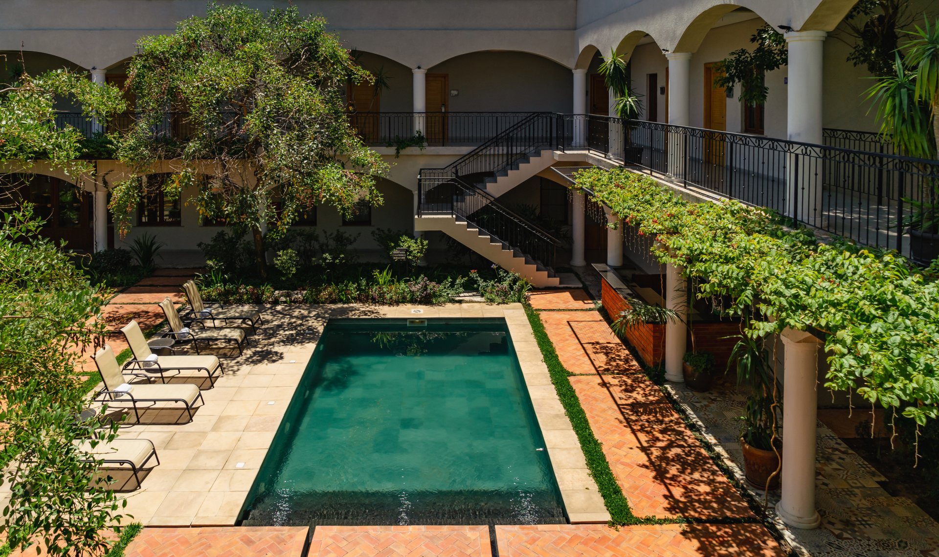 Patio y piscina